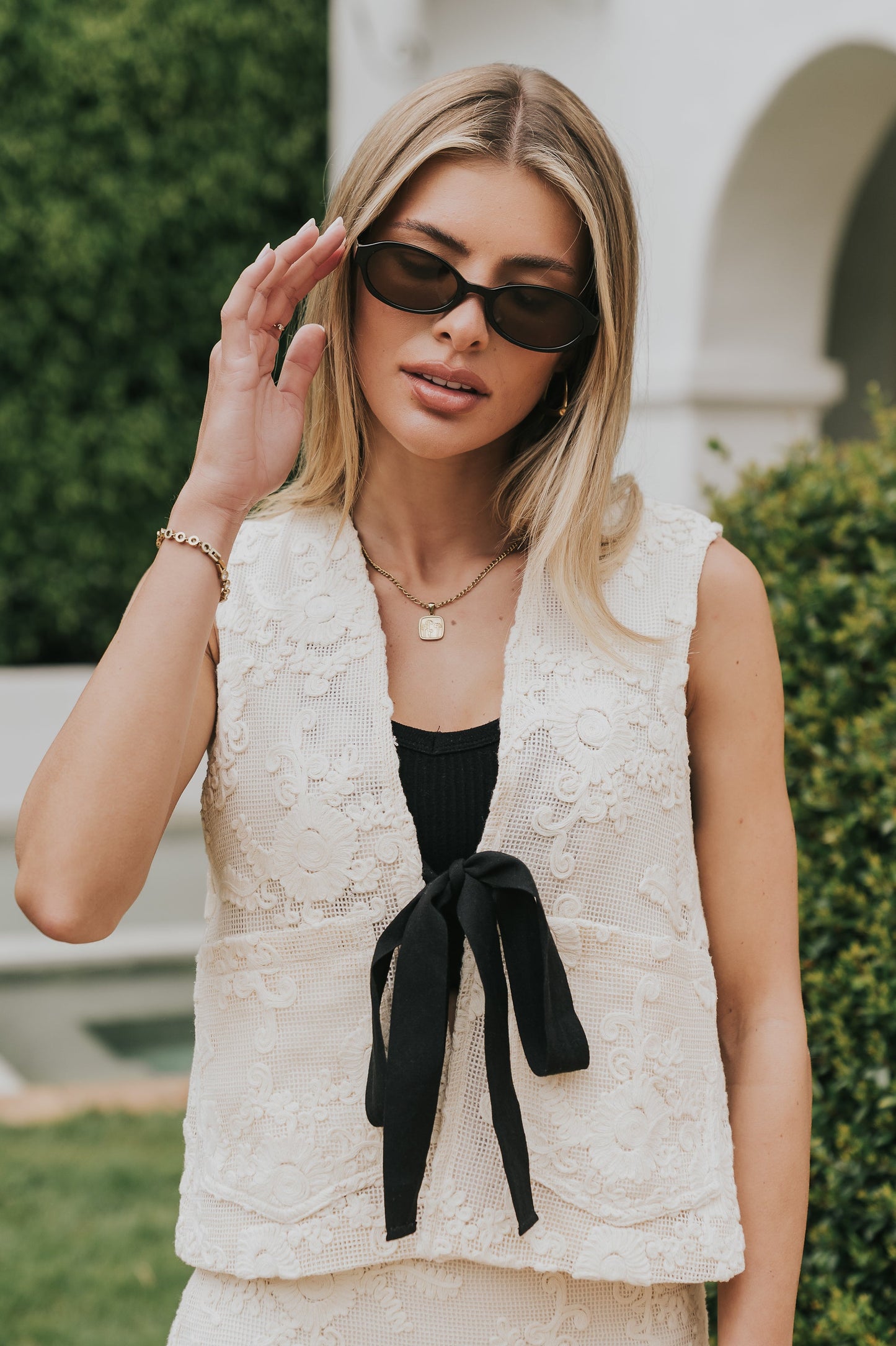 Eve Oval Sunglasses in Black