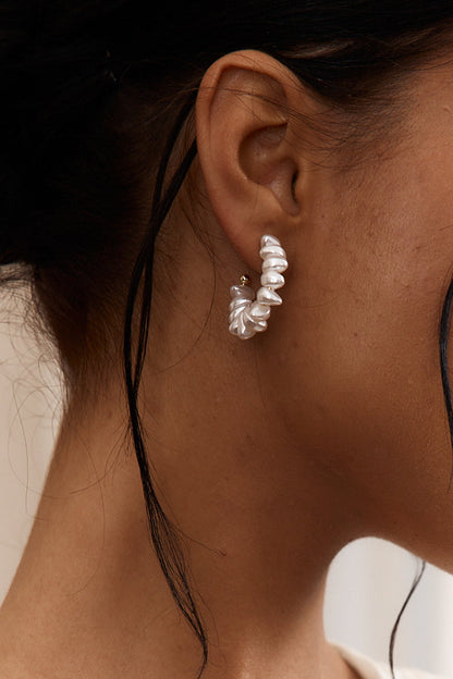 Ohana Baroque Pearl Hoop Earrings Gold